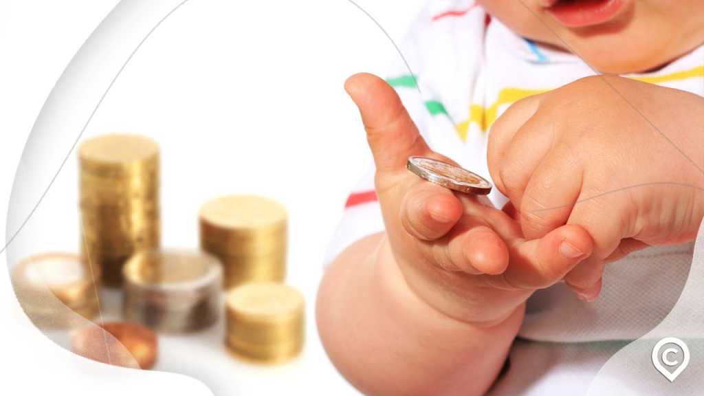 bebê brincando com moedas