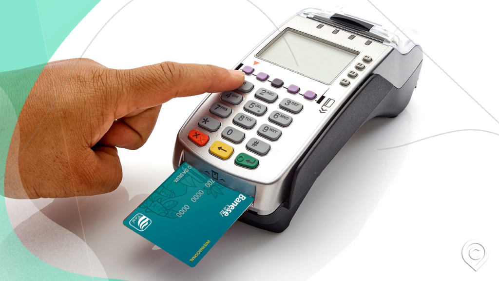 pessoa passando o cartão banese na maquineta