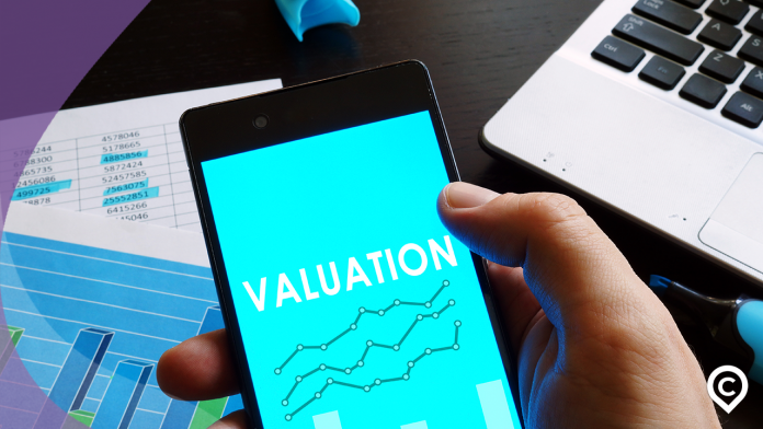 homem pesquisando o que é valuation