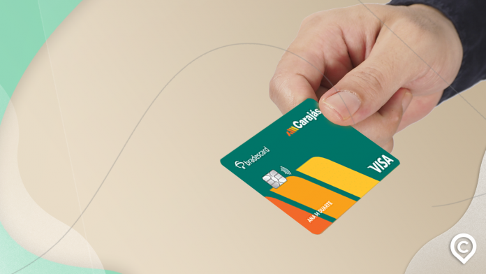 pessoa segurando cartão carajás