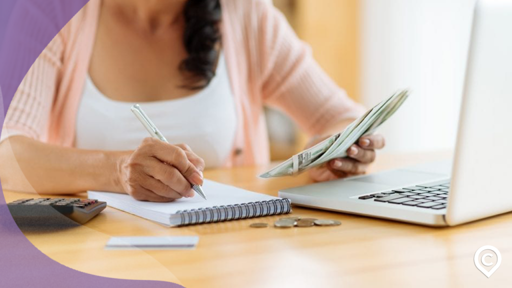 mulher analisando como sair do cheque especial