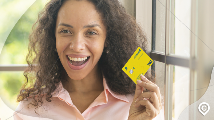 cartao-ourocard-empreendedor-1 mulher com cartão ourocard empreendedor