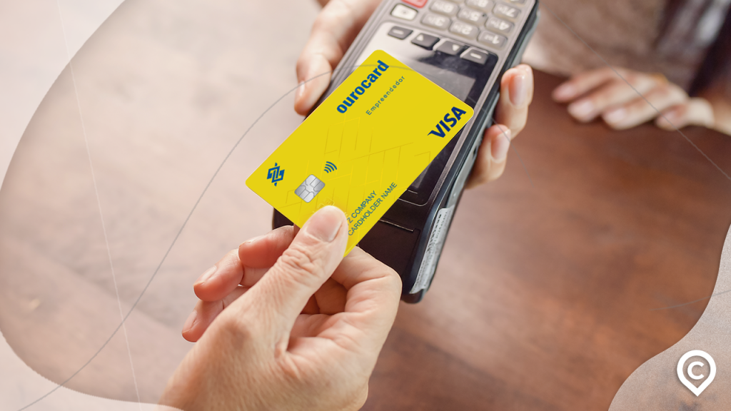 homem pagando com cartão ourocard empreendedor