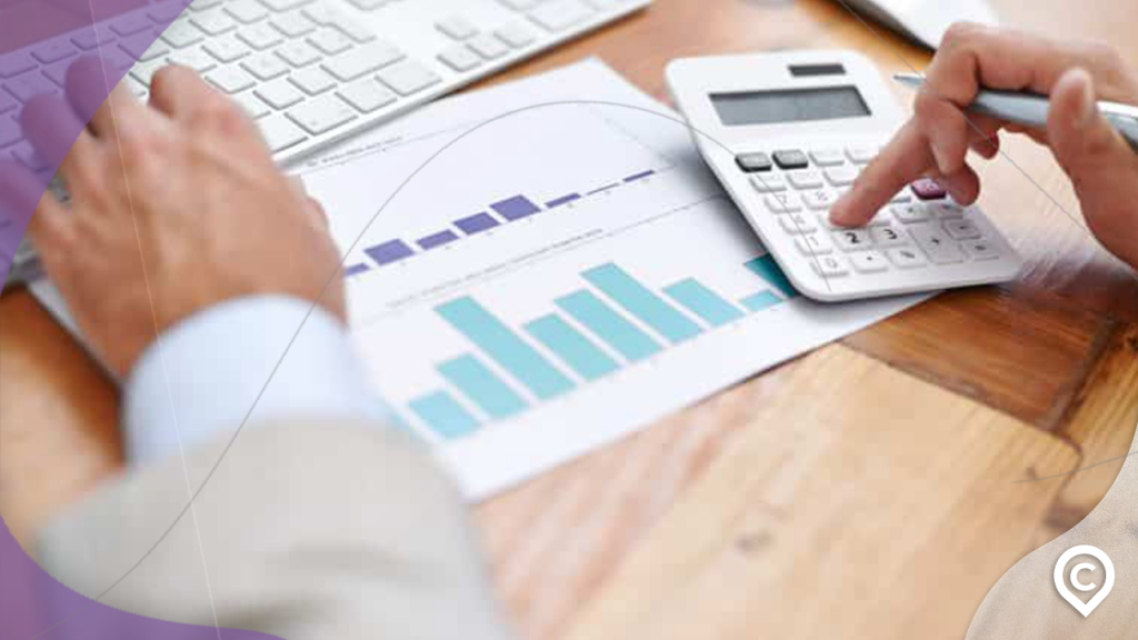 homem calculando o índice beta