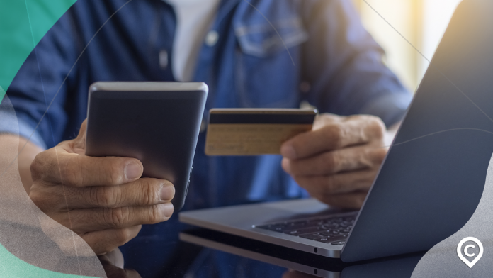 pessoa aprendendo como funciona o limite do cartão de crédito