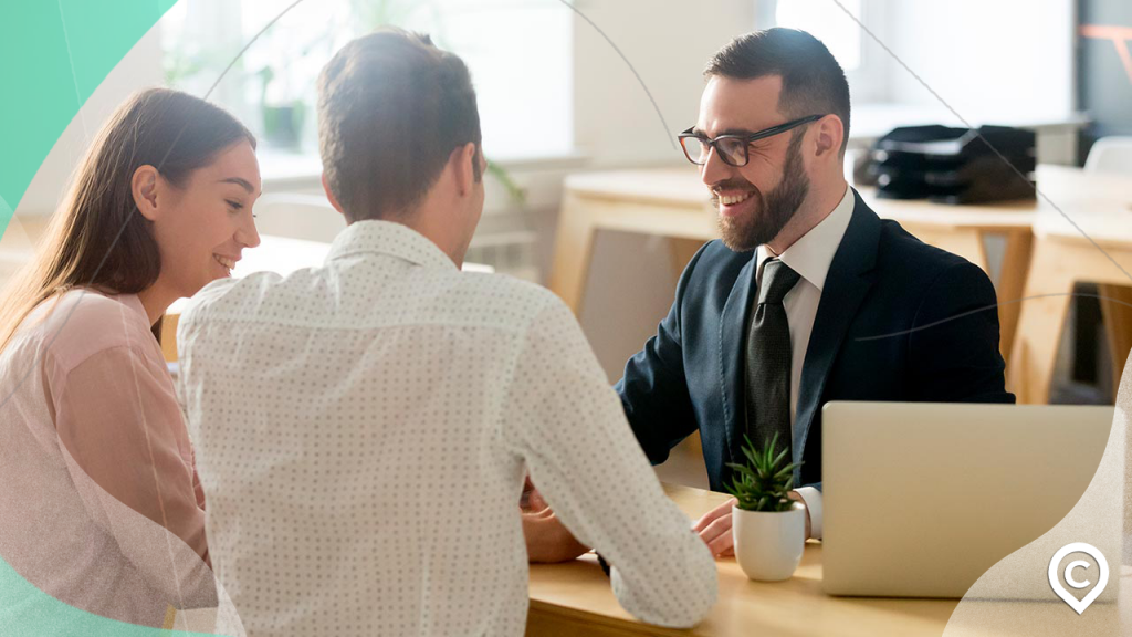 casal pedindo aumento do limite do cartão de crédito ao gerente