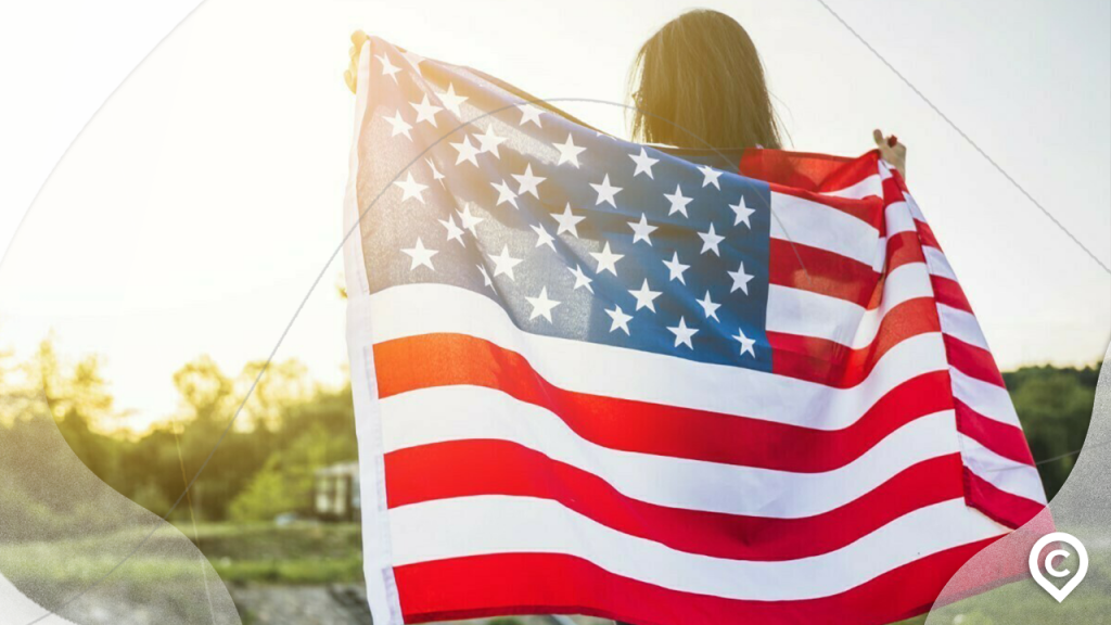 mulher enrolada com a bandeira dos estados unidos