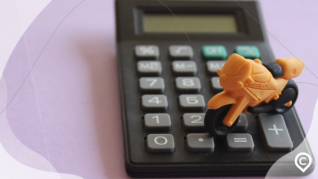 pessoa calculando juros do refinanciamento de moto