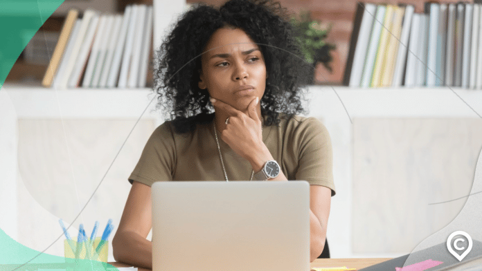 mulher analisando o custo efetivo total