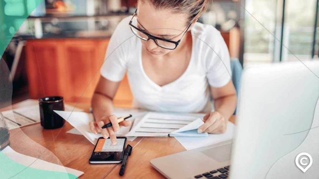 mulher calculando o custo efetivo total