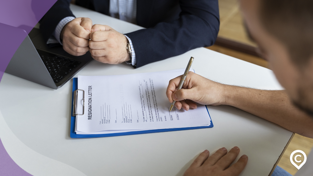 trabalhador assinando demissão sem justa causa