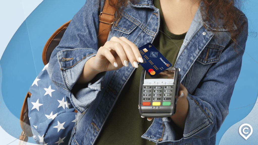 mulher pagando com cartão sam's club