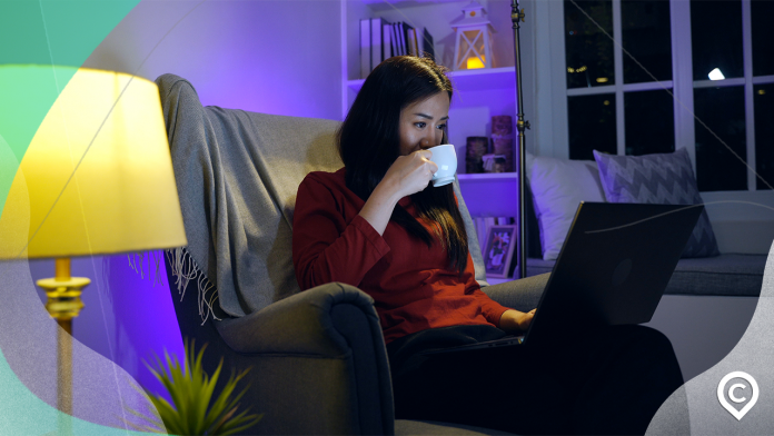 mulher pesquisando quando custa morar sozinho