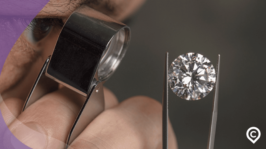 avaliador analisando um diamante