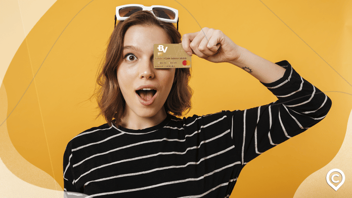 cartao-bv-gold-1 mulher com cartão bv gold
