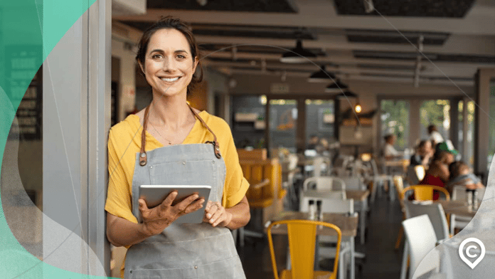 microcredido-caixa-1 mulher acessando o microcrédito caixa