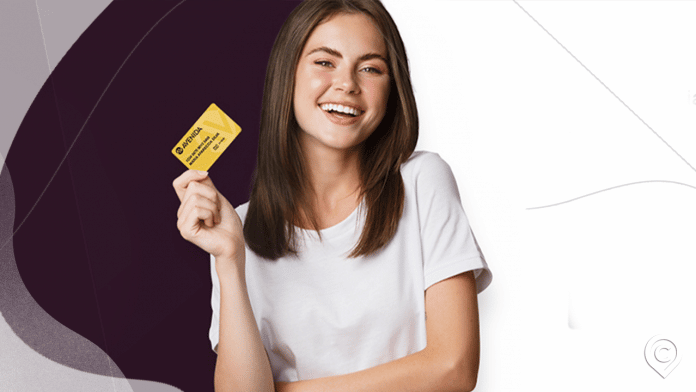 cartao-avenida-1 mulher com cartão avenida