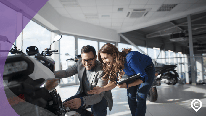 casal fazendo um financiamento de moto usada