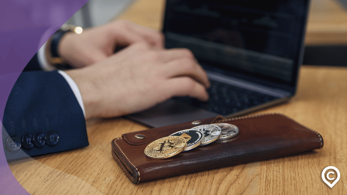 homem acessando as melhores corretoras de criptomoedas