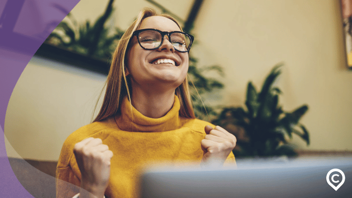 cartao-aprovado-1 mulher feliz por ter cartão de crédito aprovado