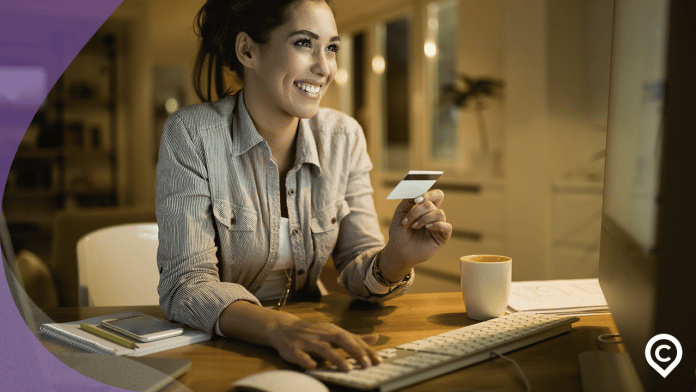cartao-aprova-hora-1 mulher feliz com cartão de crédito que aprova na hora