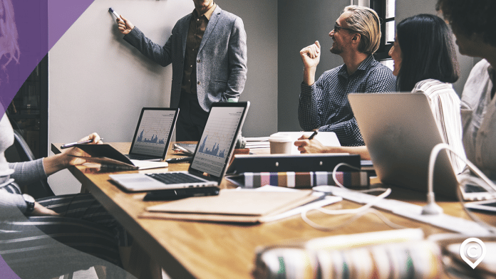 homem dando exemplos de metas smart