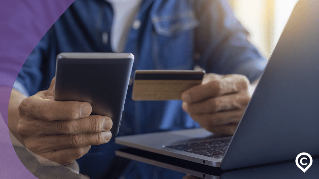 homem com cartão de crédito clonado