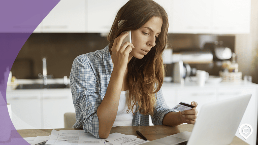 mulher ligando para informar sobre cartão clonado