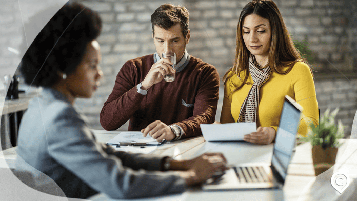 pessoas contratando empréstimo para abrir empresa