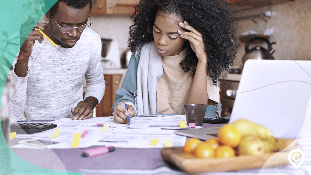 casal estudando como quitar dívida com o banco