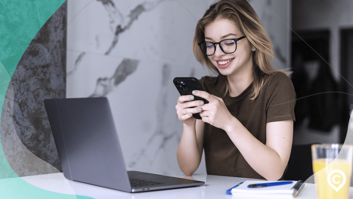 mulher aprendendo como ganhar dinheiro assistindo filmes