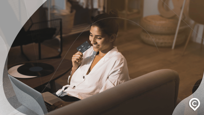 mulher com cartão itaú uniclass visa signature