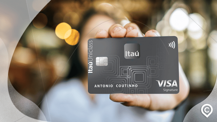 mulher segurando cartão itaú uniclass visa signature