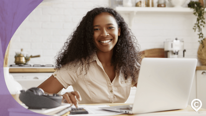 mulher registrando despesas fixas e variáveis
