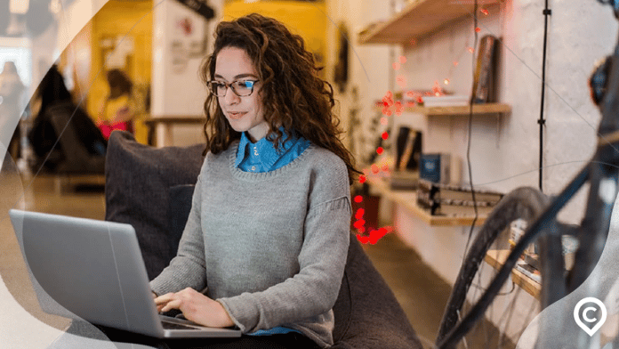 mulher acessando site para ganhar dinheiro como freelancer