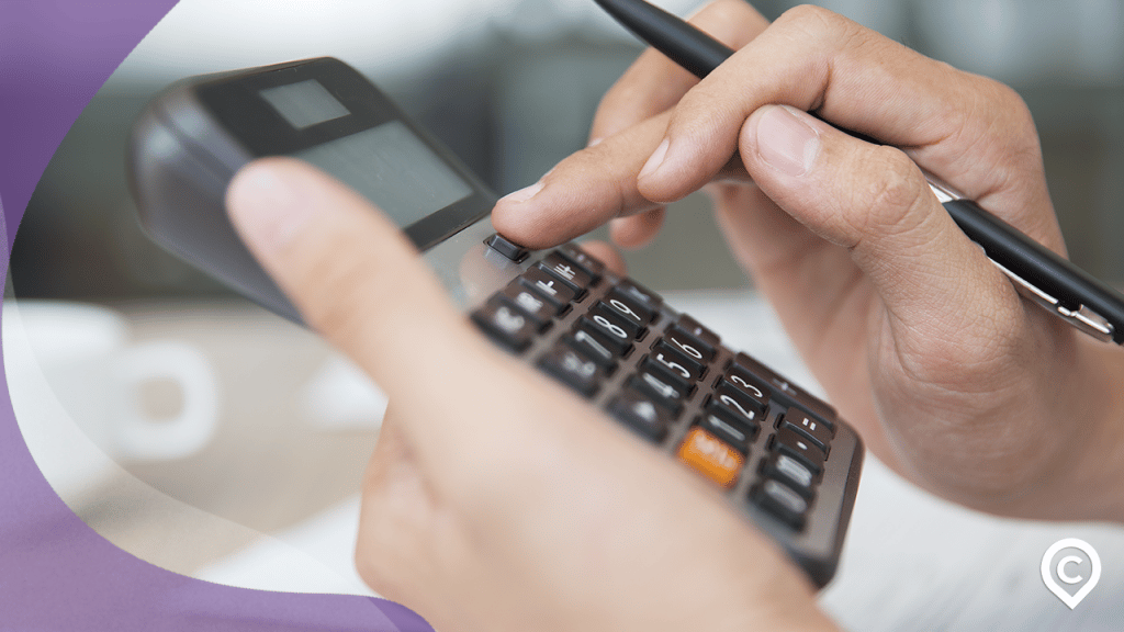 pessoa calculando margem de lucro