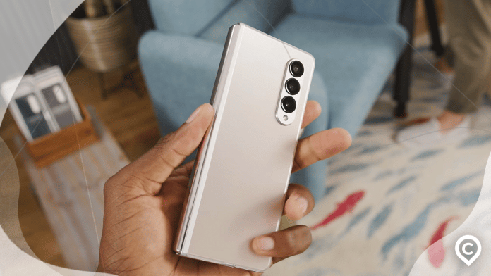 pessoa pegando empréstimo com garantia de celular samsung