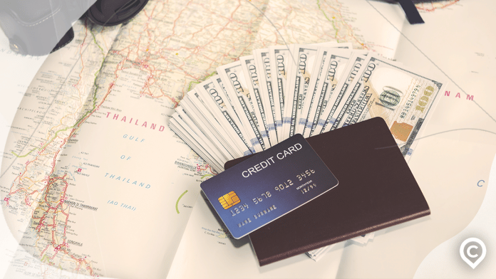 cartão internacional sobre cédulas de dinheiro