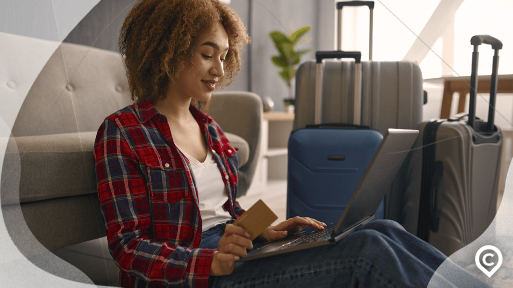 mulher solicitando cartão internacional online