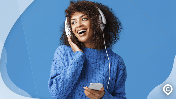 mulher usando app para ganhar dinheiro ouvindo música