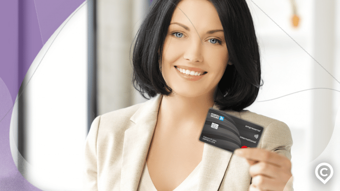 mulher com cartão porto seguro empresarial