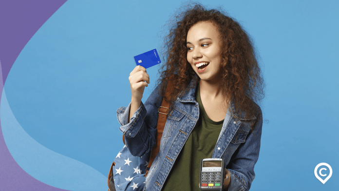 mulher com cartão banescard